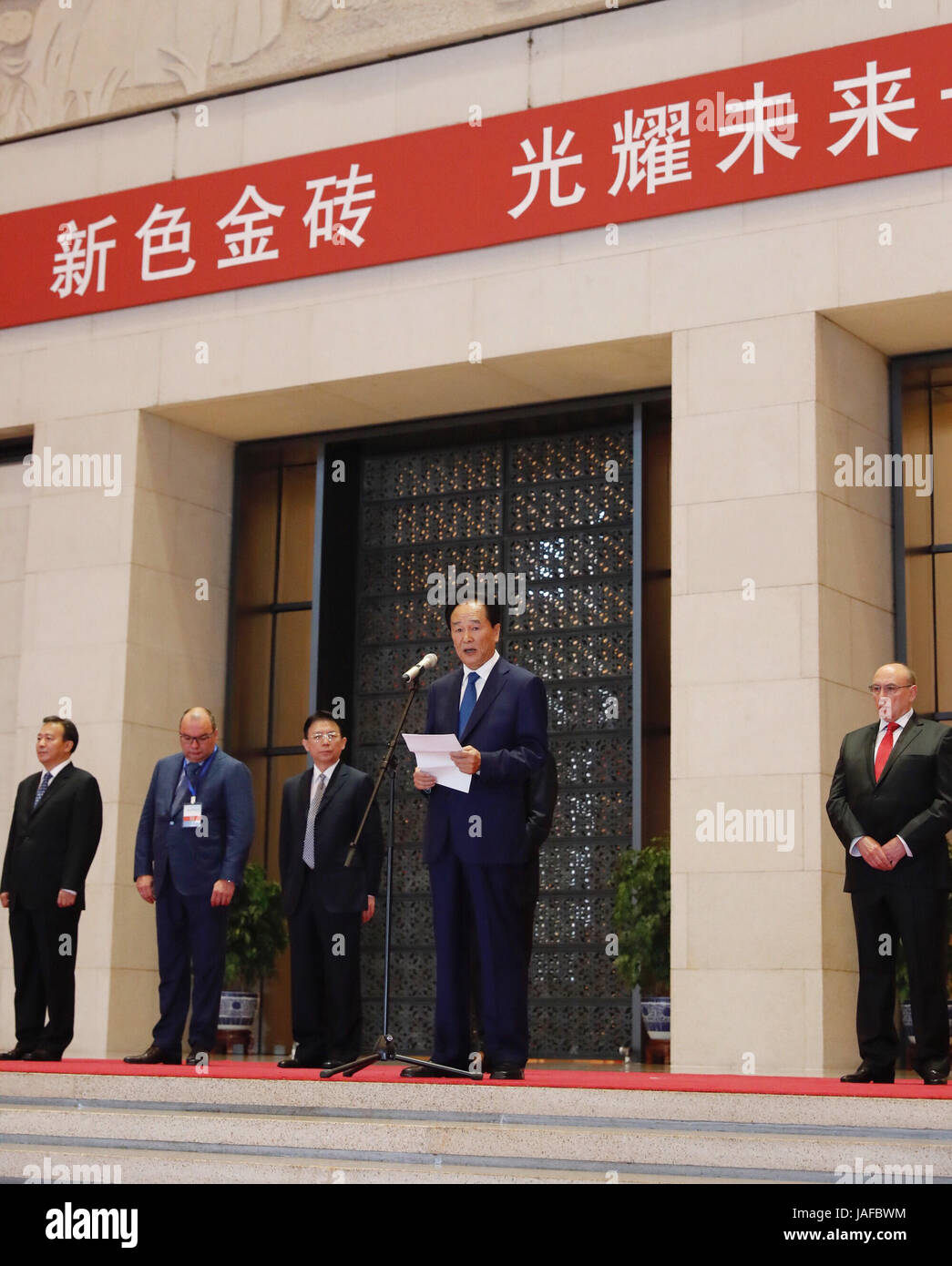 Peking, China. 7. Juni 2017. Cai Mingzhao, Präsident von Xinhua News Agency, befasst sich mit die Eröffnungsfeier der BRICS Medien gemeinsame Fotografie Ausstellung im National Museum of China in Peking, Hauptstadt von China, 7. Juni 2017. Die Ausstellung, veranstaltet von Xinhua News Agency, zeigt mehr als 170 Fotos. Bildnachweis: Shen Bohan/Xinhua/Alamy Live-Nachrichten Stockfoto