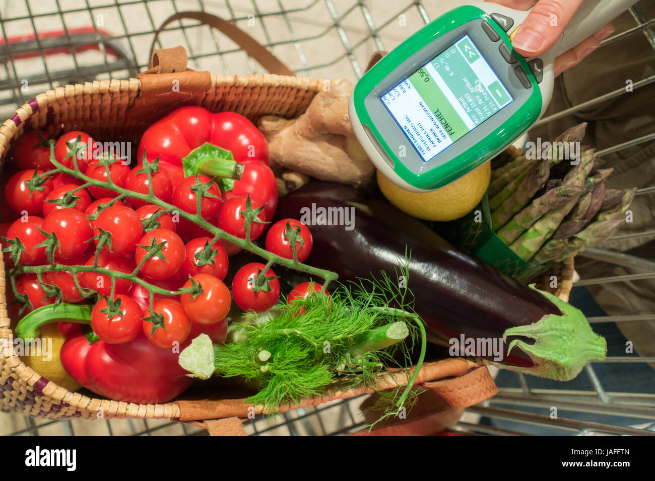 Frau Kunde Scanner im Supermarkt. Automatische Objekterkennung. Stockfoto