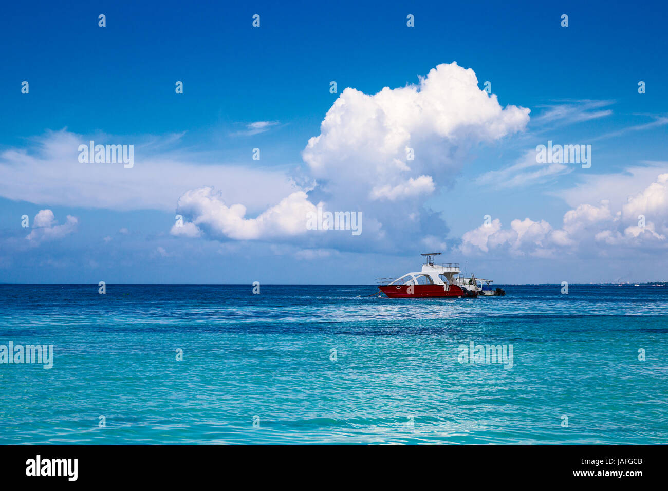 Boote in der Karibik. Ein gesättigter blauer Himmel, Wolken und das Meer. Dominikanische Republik Stockfoto