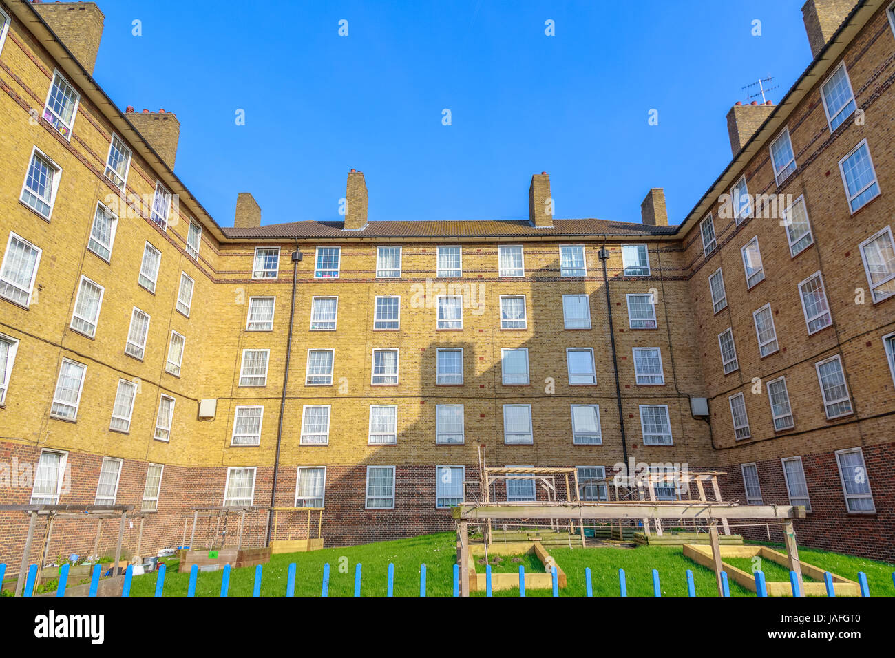 Hof in einem Block von Sozialwohnungen in London Stockfoto