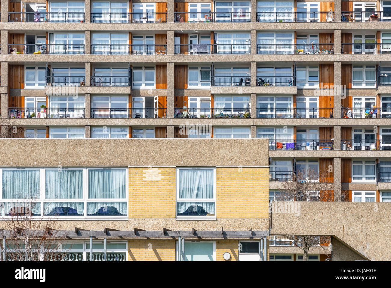 Fassade von Sozialwohnungen Wohnungen in Brownfield, East London Stockfoto