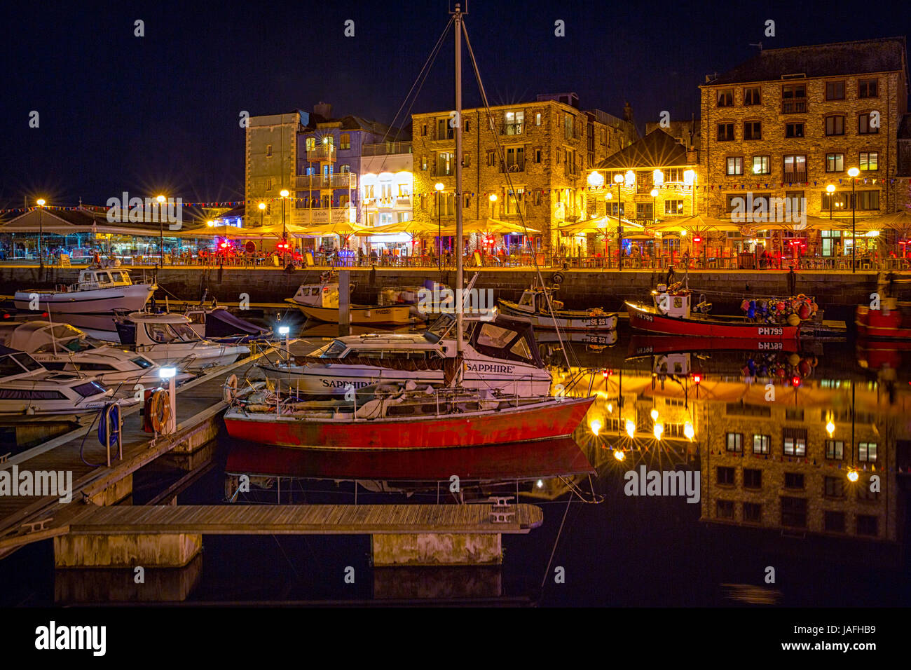 Langzeitbelichtung Foto von festgemachten Boote und Yachten im Barbican Hafengebiet in Plymouth am Samstagabend. Stockfoto