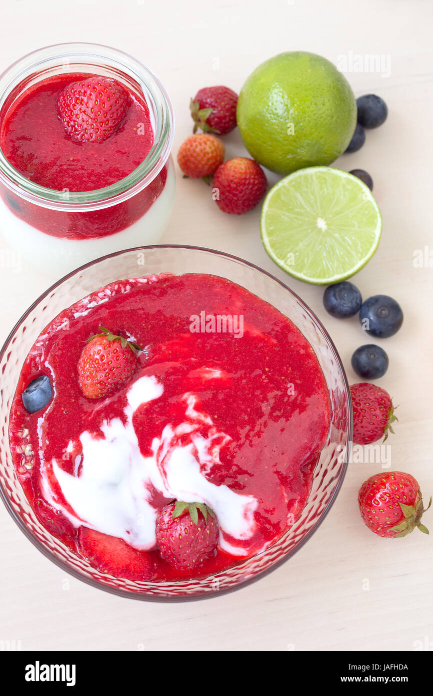 Erdbeere Frucht-Smoothies mit frischen Erdbeeren Stockfoto