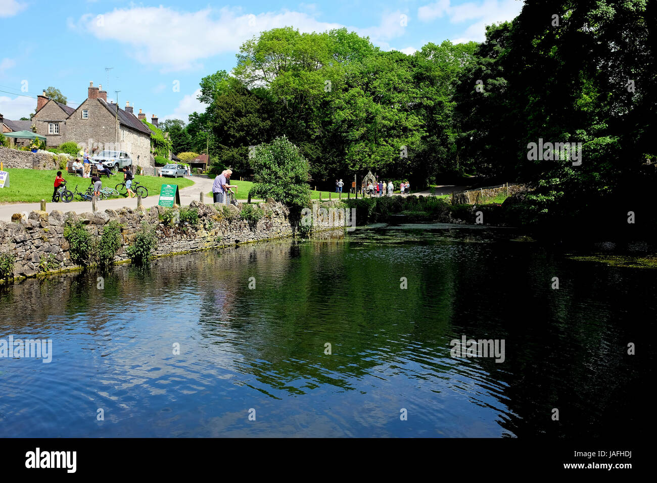 Tissington, Derbyshire, UK. 31. Mai 2017.  Der Dorfteich und Grün in der Mitte des Dorfes am Tissington in Derbyshire Countryside. Stockfoto