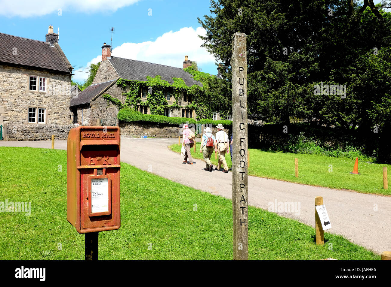 Tissington, Derbyshire, UK. 31. Mai 2017.  Der Dorfteich und Grün in der Mitte des Dorfes am Tissington in Derbyshire Countryside. Stockfoto