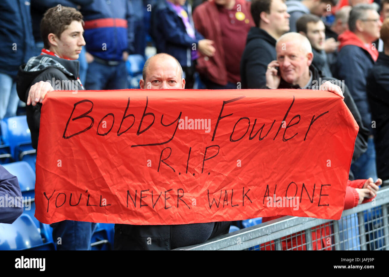 Ein Fan halten ein Bobby Fowler RIP, du wirst nie laufen allein banner Stockfoto