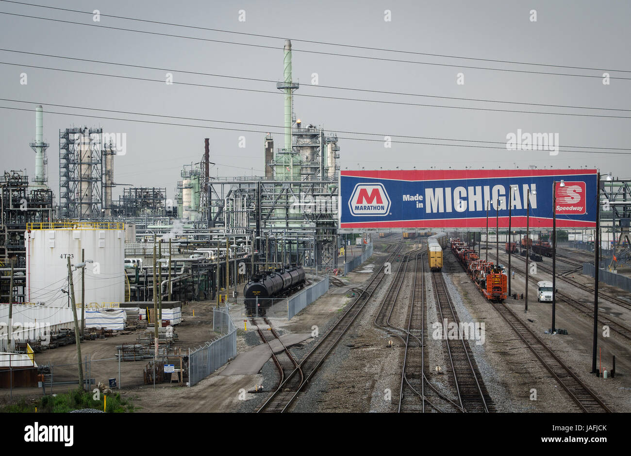 Hier wird bei der Marathon Petroleum Raffinerie im Südwesten Detroit Petrolkoks hergestellt.  Befindet sich in einer wirtschaftlich notleidenden Gegend der Stadt, zu den am stärksten verschmutzten Postleitzahl – 48217 – in Michigan nach Hause, ins Marathon 2,2 Milliarden US-Dollar Umrüstung und Erweiterung der Raffinerie um den großen Fluss von Rohöl aus Alberta Teersand zu behandeln. Diese Erweiterung hat eingegriffen noch weiter auf die bereits verfallene Nachbarschaft von Oakwood Höhen angrenzenden. Marathon hat für einige Eigenheimbesitzer zu verlagern, um eine Pufferzone um die Raffinerie zu schaffen, halten auf Othe übernahmen angeboten. Stockfoto