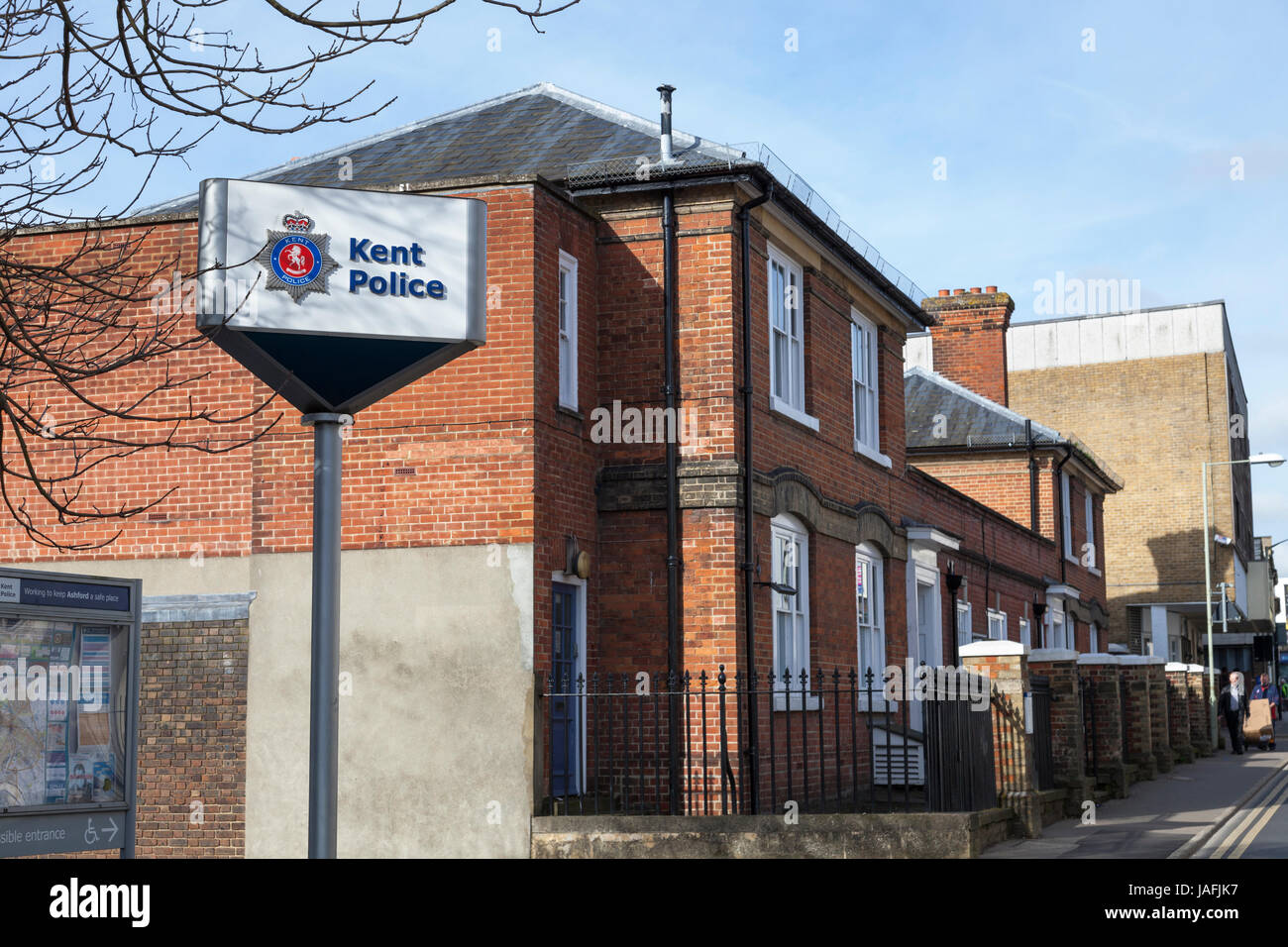 Kent Polizei melden Signage und Gebäude im Stadtzentrum von Ashford. Ashford, Kent Stockfoto