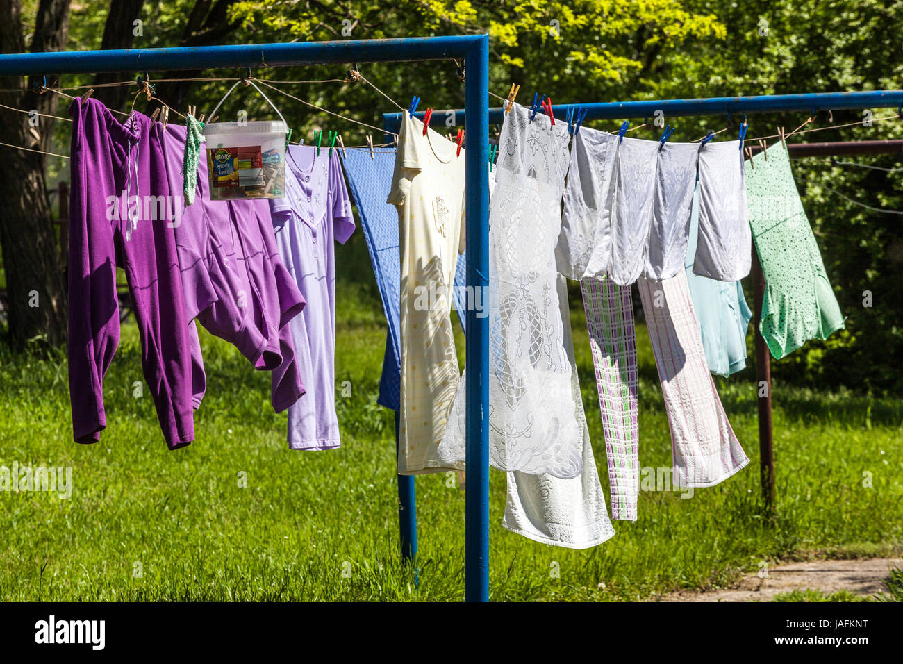 Trocknen Wäscherei hängt auf Kleidung Garten Außen Kleidung Wäscherei Hängen Kleidung Wäscherei auf Wäscheleine frisch sonniger Tag Wäscheleine Garten Stockfoto