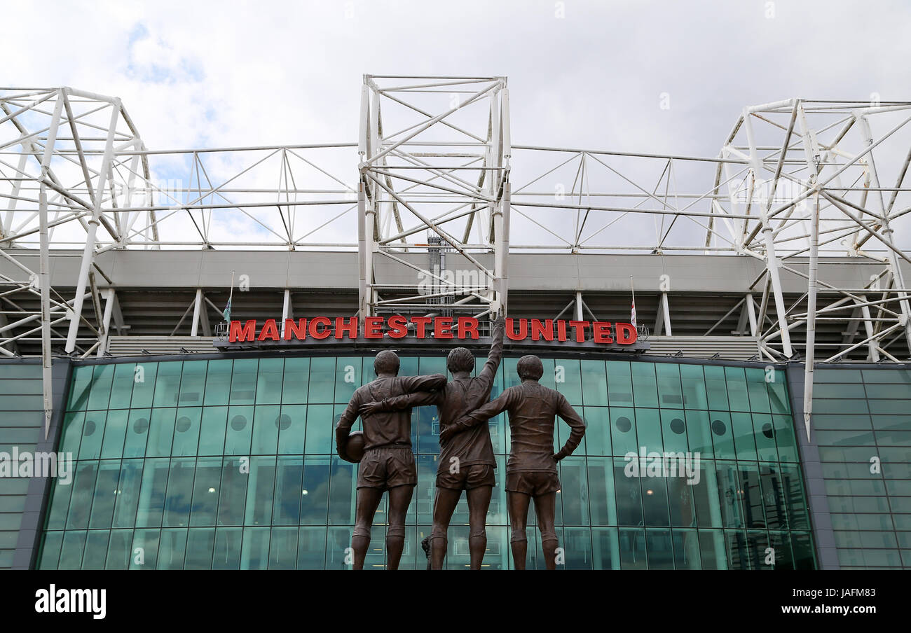 Eine Statue von Manchester United "Heilige Dreifaltigkeit" von Sir Bobby Charlton, George Best und Denis Law außerhalb des Stadions vor dem Spiel Stockfoto