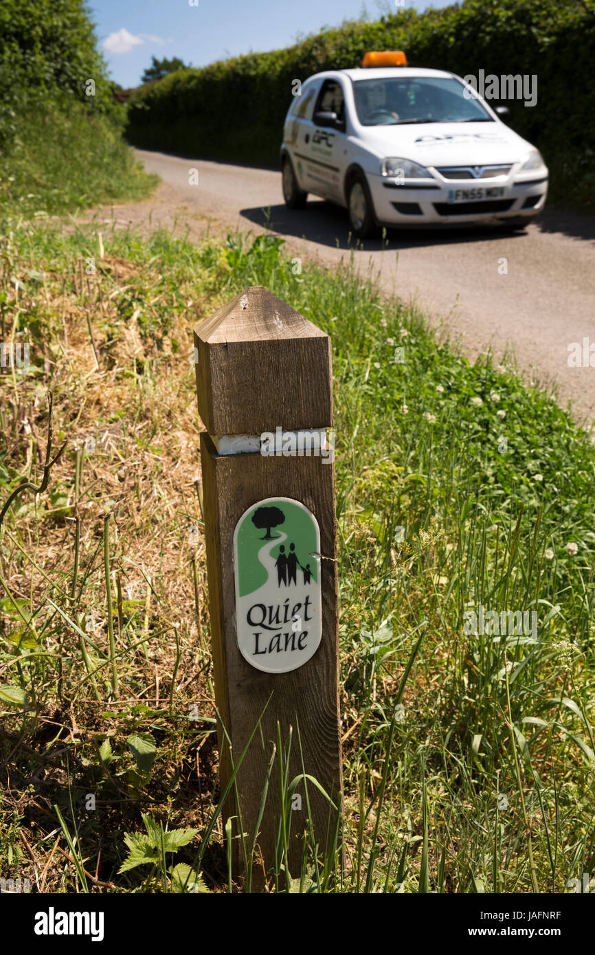 Großbritannien, England, Shropshire, The Wrekin, wenig Wenlock, Auslauf Lane, Auto vorbei an ruhigen Gasse Post im Rande Stockfoto