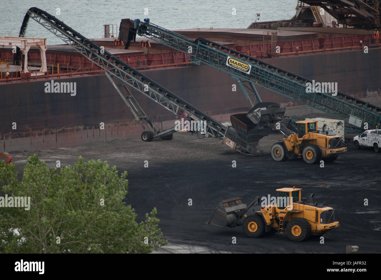 Detroit-Blocklager lädt ein Algoma Transport Frachter mit Petrolkoks entlang dem Detroit Fluß an wo es das Material vor dem Versand 6. Juni 2013 Lagerung ist. Petrolkoks lagerte aufgedeckt entlang den Detroit River von 2012 bis Ende 2013, wenn die Stadt nach einem öffentlichen Aufschrei über Umweltbelange entfernt giftige Pfähle bestellt. Einwohner in Detroit und Windsor waren besorgt über die möglichen gesundheitlichen und ökologischen Risiken im Zusammenhang mit Speicherung des Haustier Koks aufgedeckt, in der Nähe zum Fluss. Stockfoto