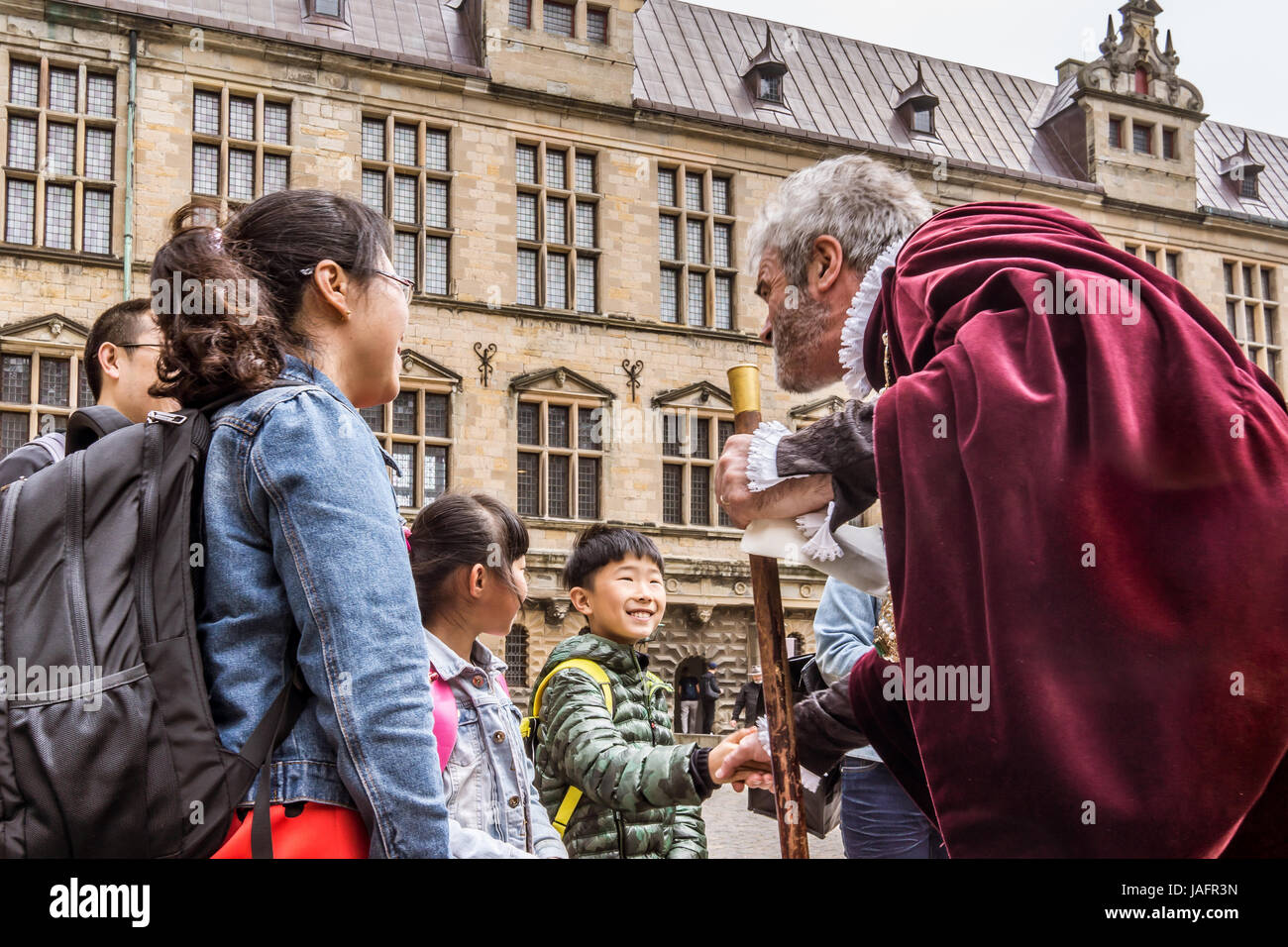 Asiatischen Familie auf Schloss Kronborg, im Gespräch mit Schauspieler, Helsingør, Dänemark, 30. Mai 2017 Stockfoto