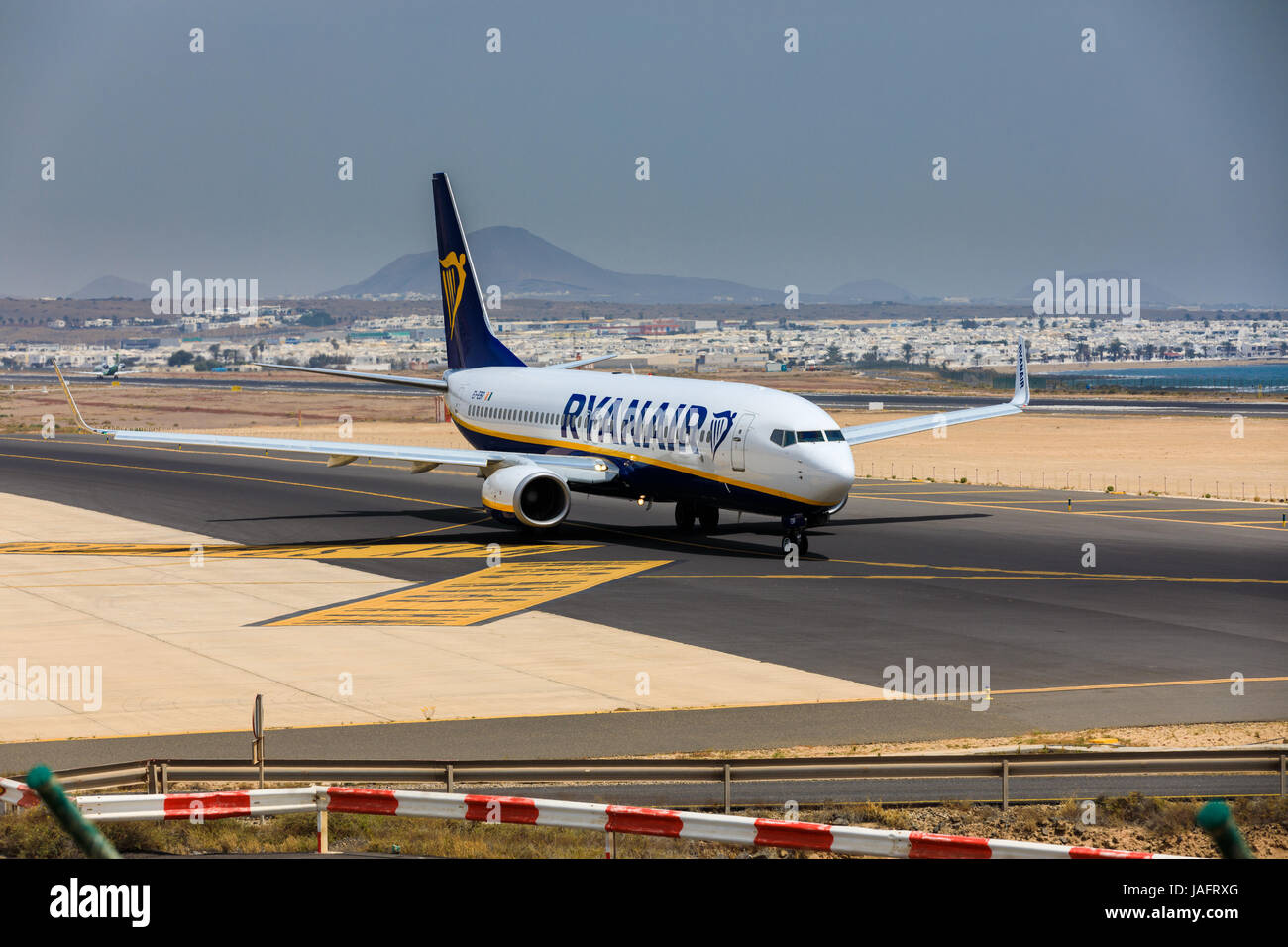 ARECIFE, Spanien - 16. April 2017: Boeing 737-800 der AYANAIR mit der Registrierung IE-EBP bereit abzunehmen am Flughafen Lanzarote Stockfoto