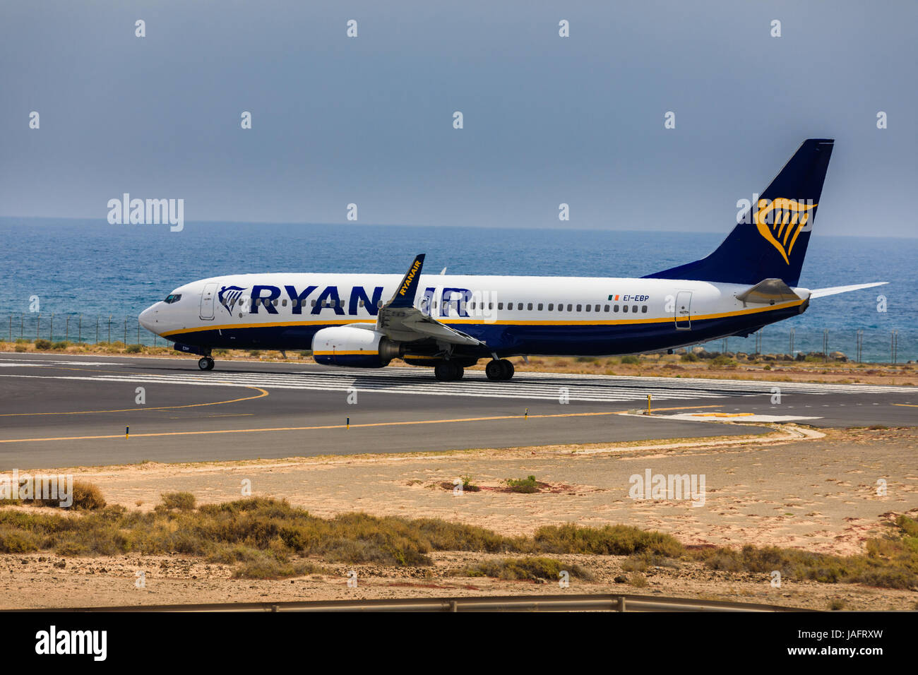 ARECIFE, Spanien - 16. April 2017: Boeing 737-800 der AYANAIR mit der Registrierung IE-EBP bereit abzunehmen am Flughafen Lanzarote Stockfoto