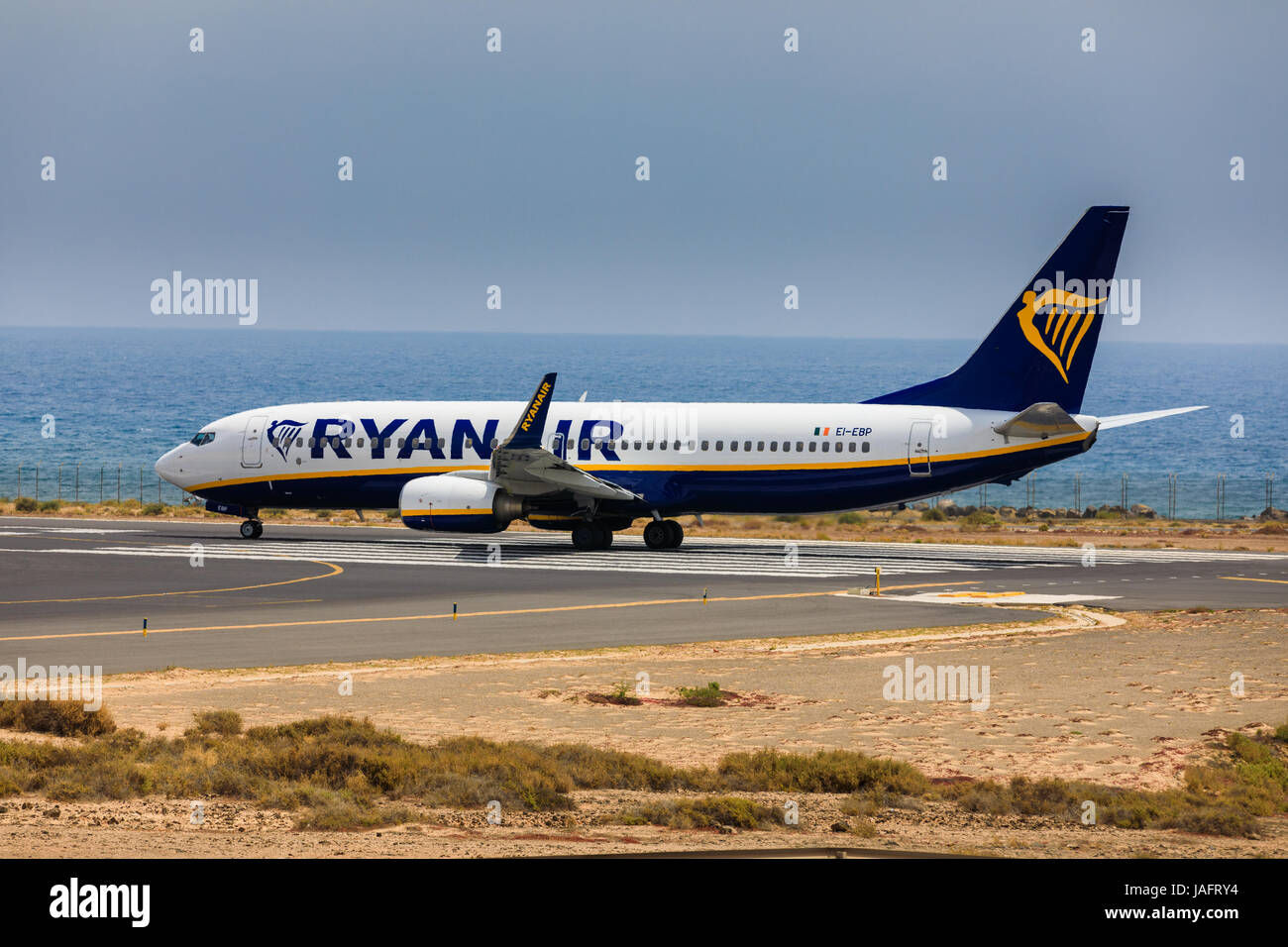 ARECIFE, Spanien - 16. April 2017: Boeing 737-800 der AYANAIR mit der Registrierung IE-EBP bereit abzunehmen am Flughafen Lanzarote Stockfoto