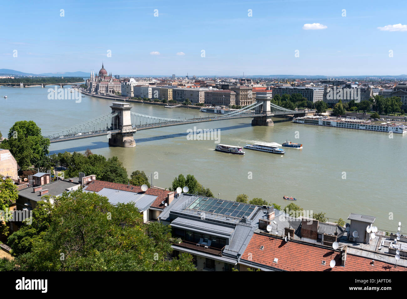 Blick auf Donau, Kettenbrücke und Parlament von Buda auf der Suche nach Pest, Budapest, Ungarn Stockfoto