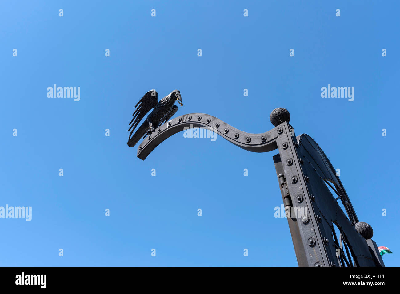 Skulptur von schwarzer Vogel mit Ring im Schnabel auf einem Pfosten auf dem Gelände der Ungarische Nationalgalerie, Buda, Budapest, Ungarn Stockfoto