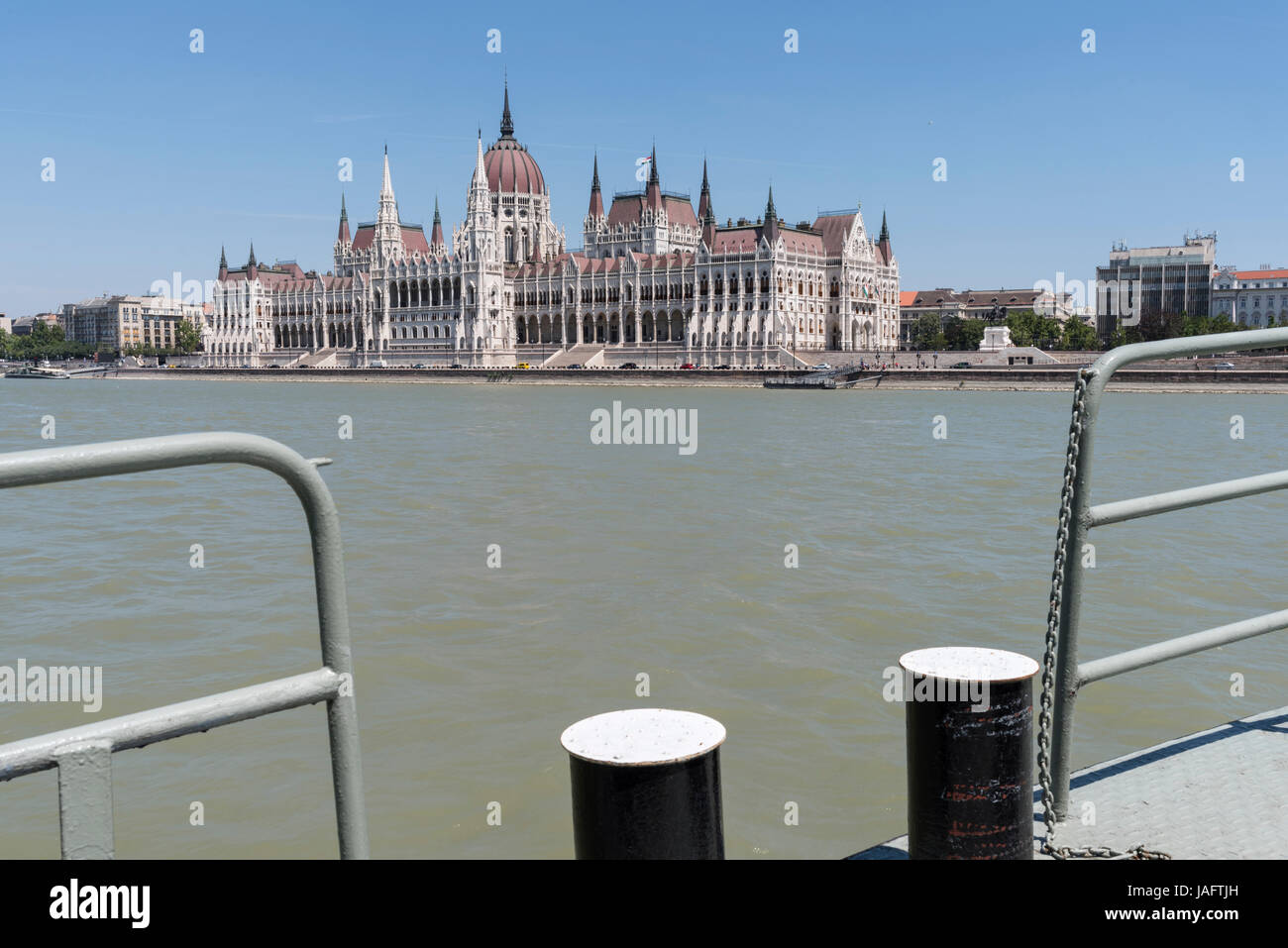 Ansicht der ungarischen Parlamentsgebäude gesehen von der Donau, Budapest, Ungarn. Stockfoto