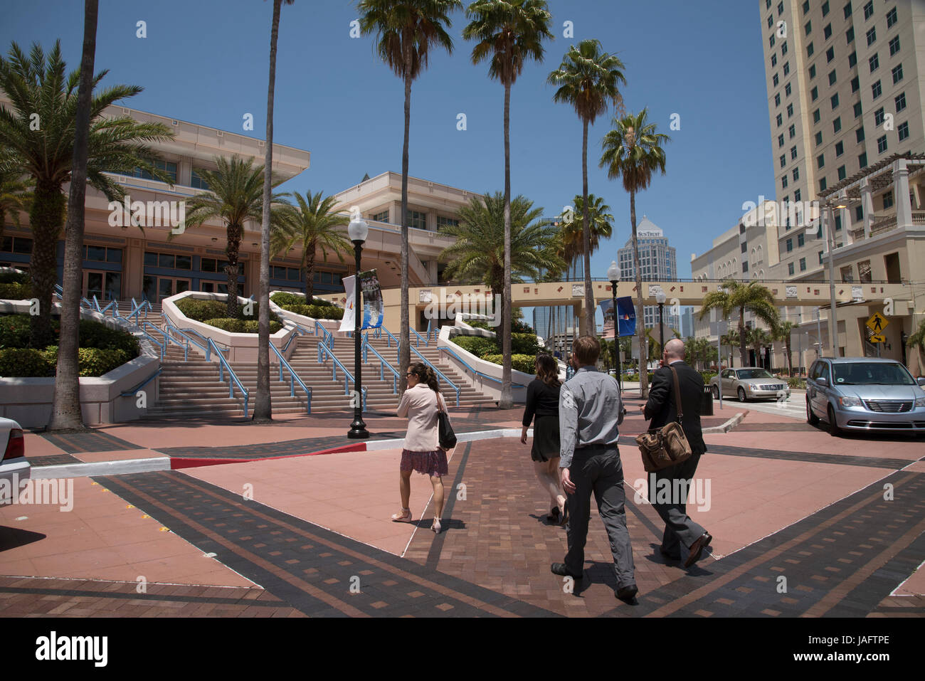 Delegierten für eine Konferenz im Tampa Convention Center Downtown Tampa Florida USA ankommen. April 2017 Stockfoto