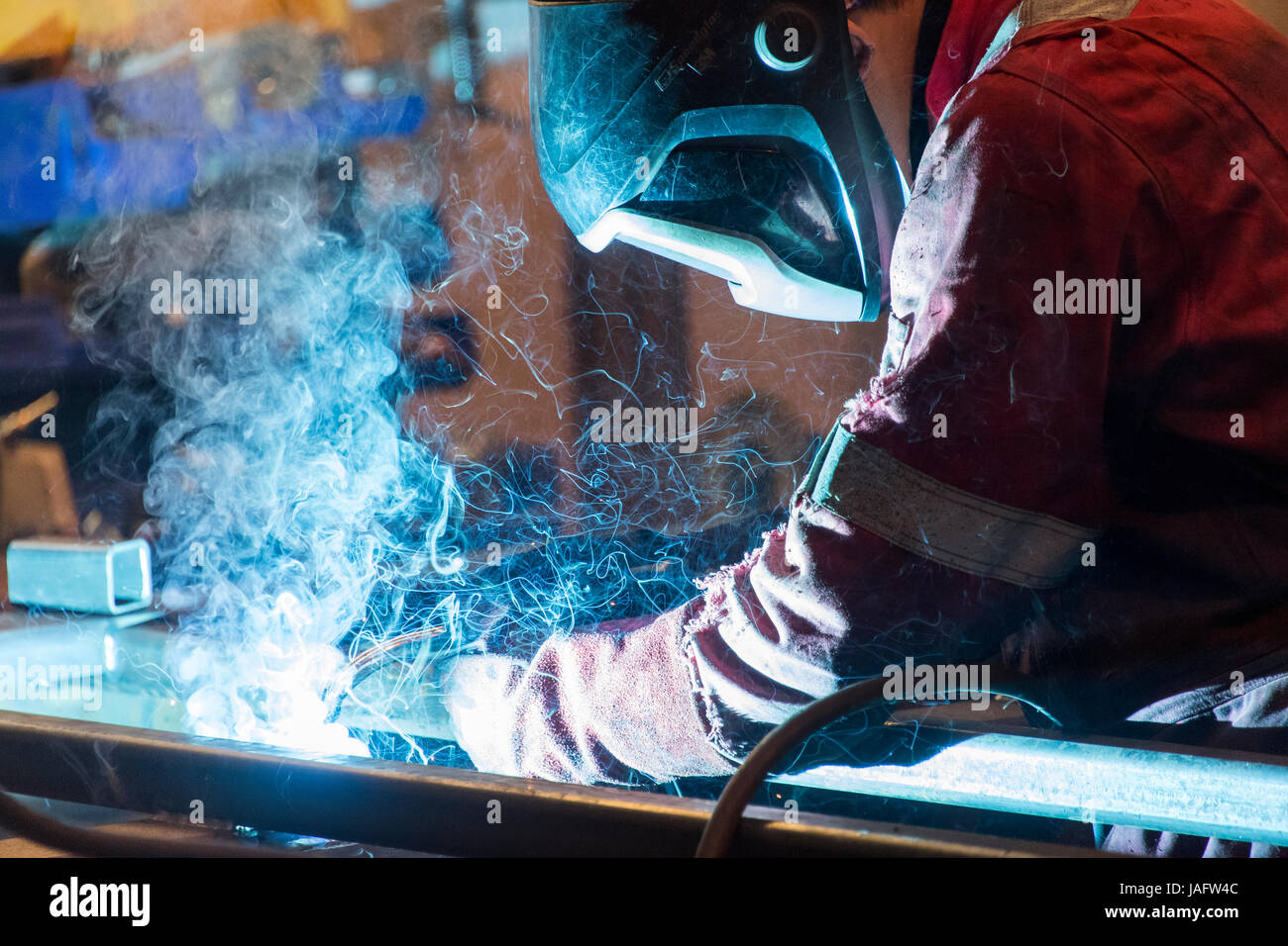 Fabrikarbeiter, Schweißen in einer Produktionsanlage. Stockfoto