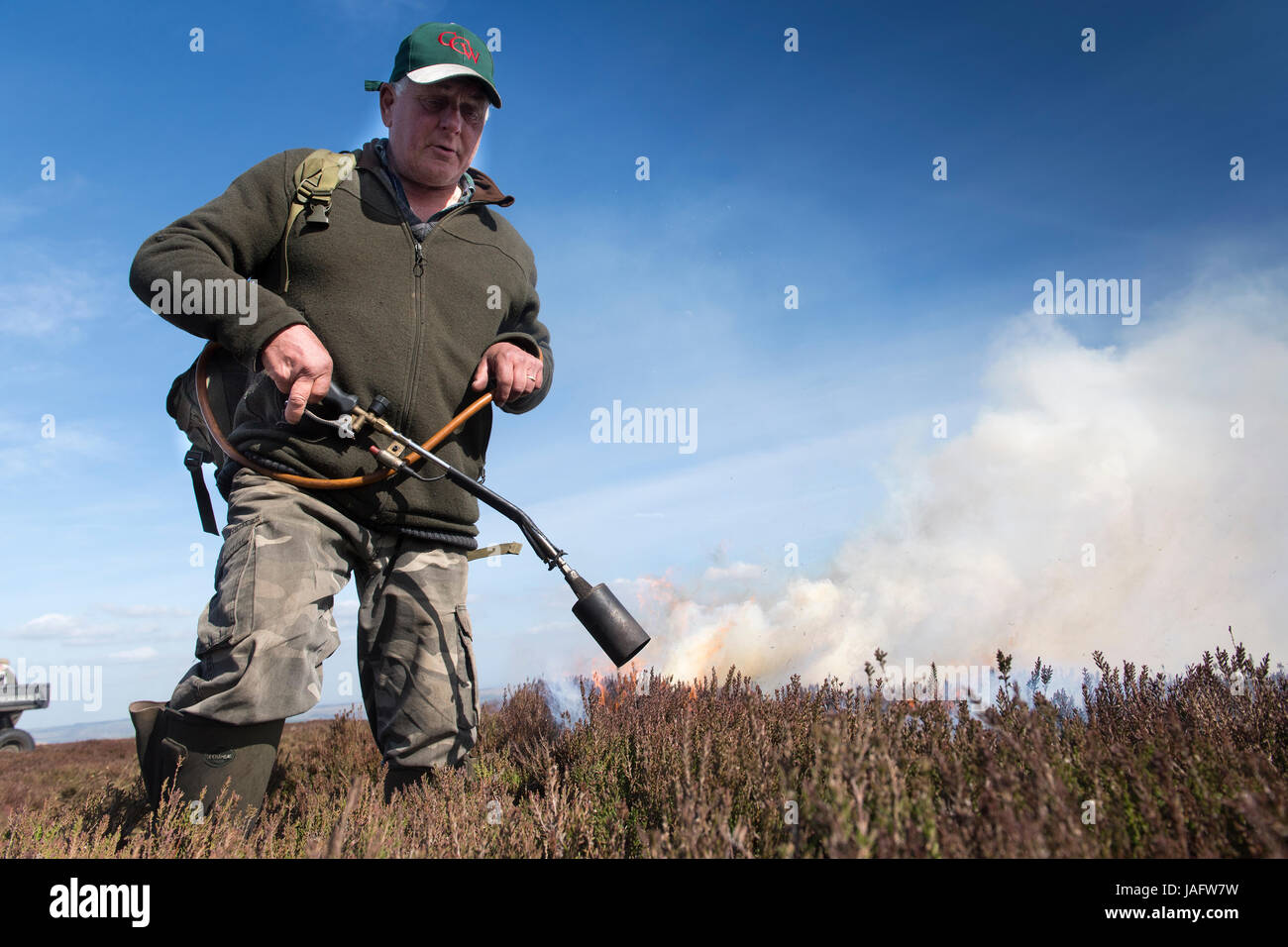 Wildhüter beginnen eines Feuers auf Grouse Moor im Frühjahr. Yorkshire Dales, UK. Stockfoto