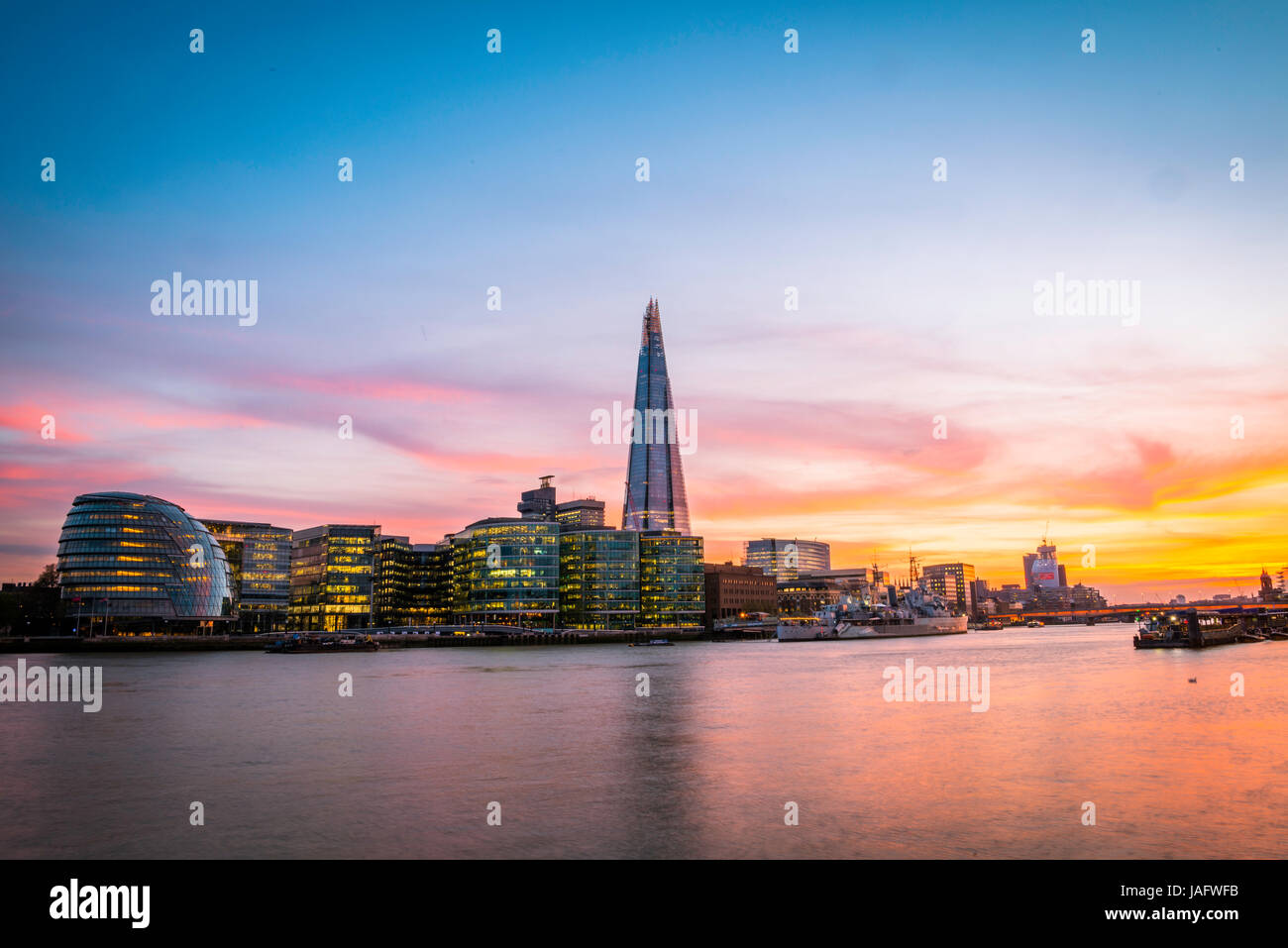Skyline des Amtes für komplexe mehr London Riverside, London City Hall, The Shard, Themse bei Sonnenuntergang, Southwark, London, England Stockfoto