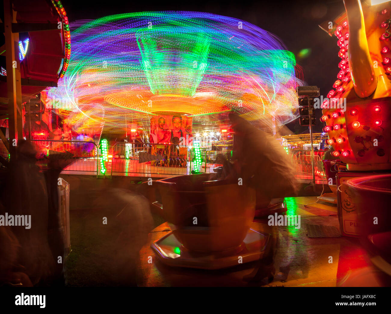 Lichtspuren von der „Extreme“-Fahrt im Witney Feast, Witney, Oxfordshire Stockfoto