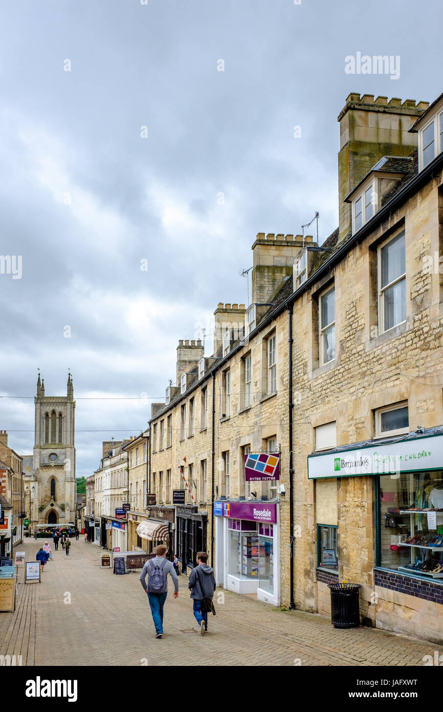 Metallwarenhändler Street, einer verkehrsberuhigten Einkaufszone in Stamford, einer vor allem steinerne Stadt in Lincolnshire, England. Stockfoto