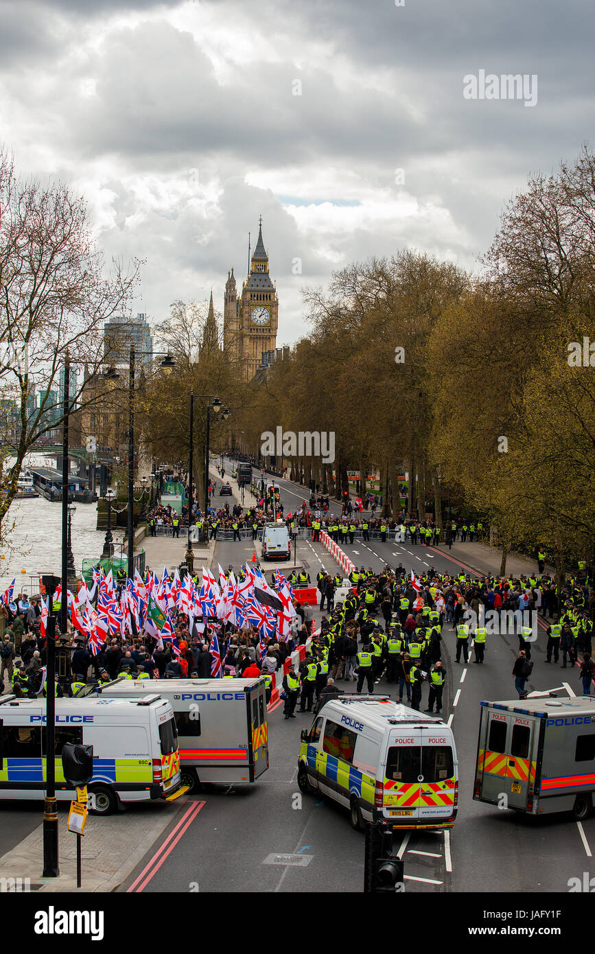 EDL / Britain First rally mit Zähler-Demo durch die Unite Against Fascism Bewegung im Zentrum von London. Polizei eskortierte die Demos um Recht und Ordnung zu halten. Stockfoto