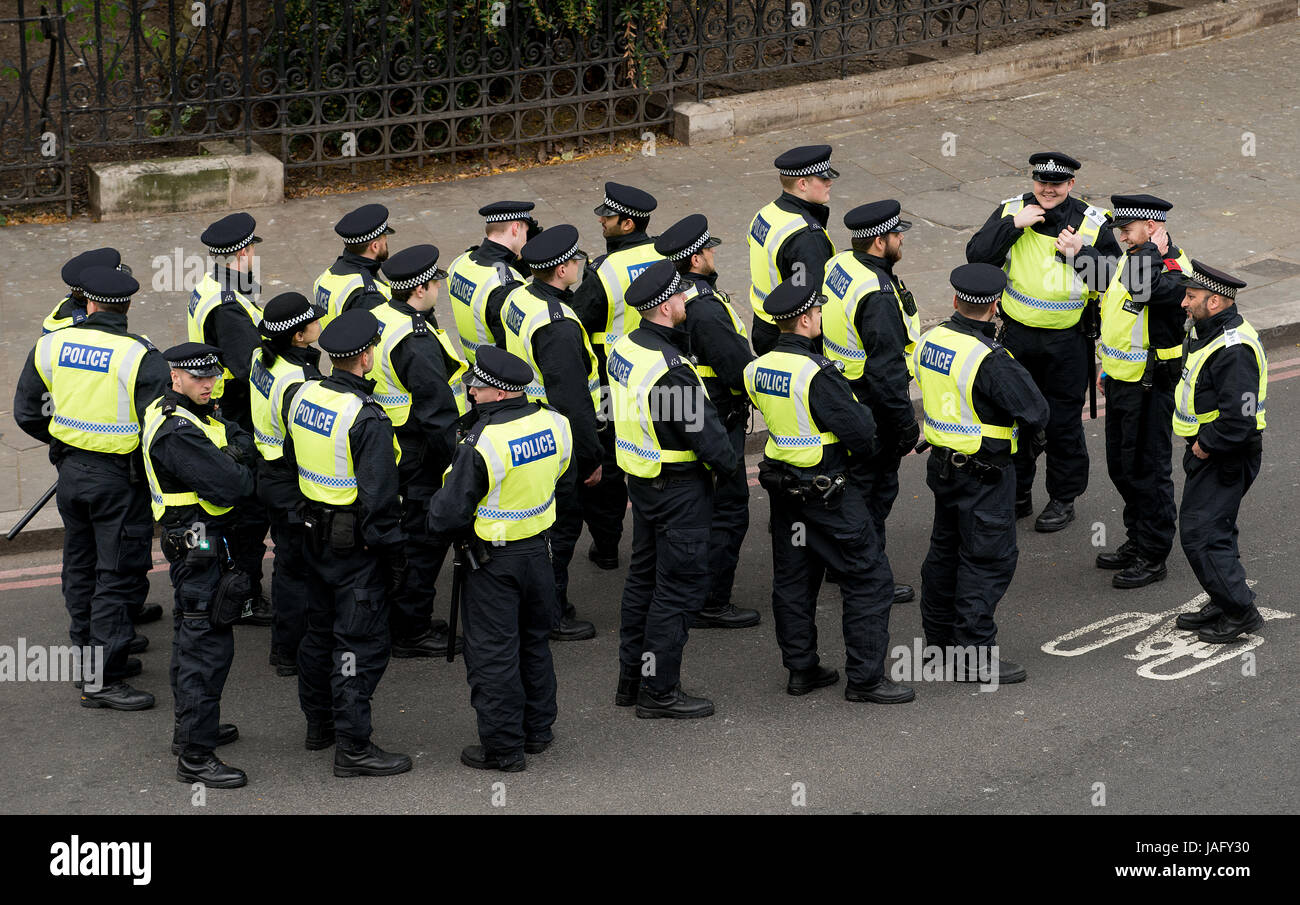 EDL / Britain First rally mit Zähler-Demo durch die Unite Against Fascism Bewegung im Zentrum von London. Polizei eskortierte die Demos um Recht und Ordnung zu halten. Stockfoto