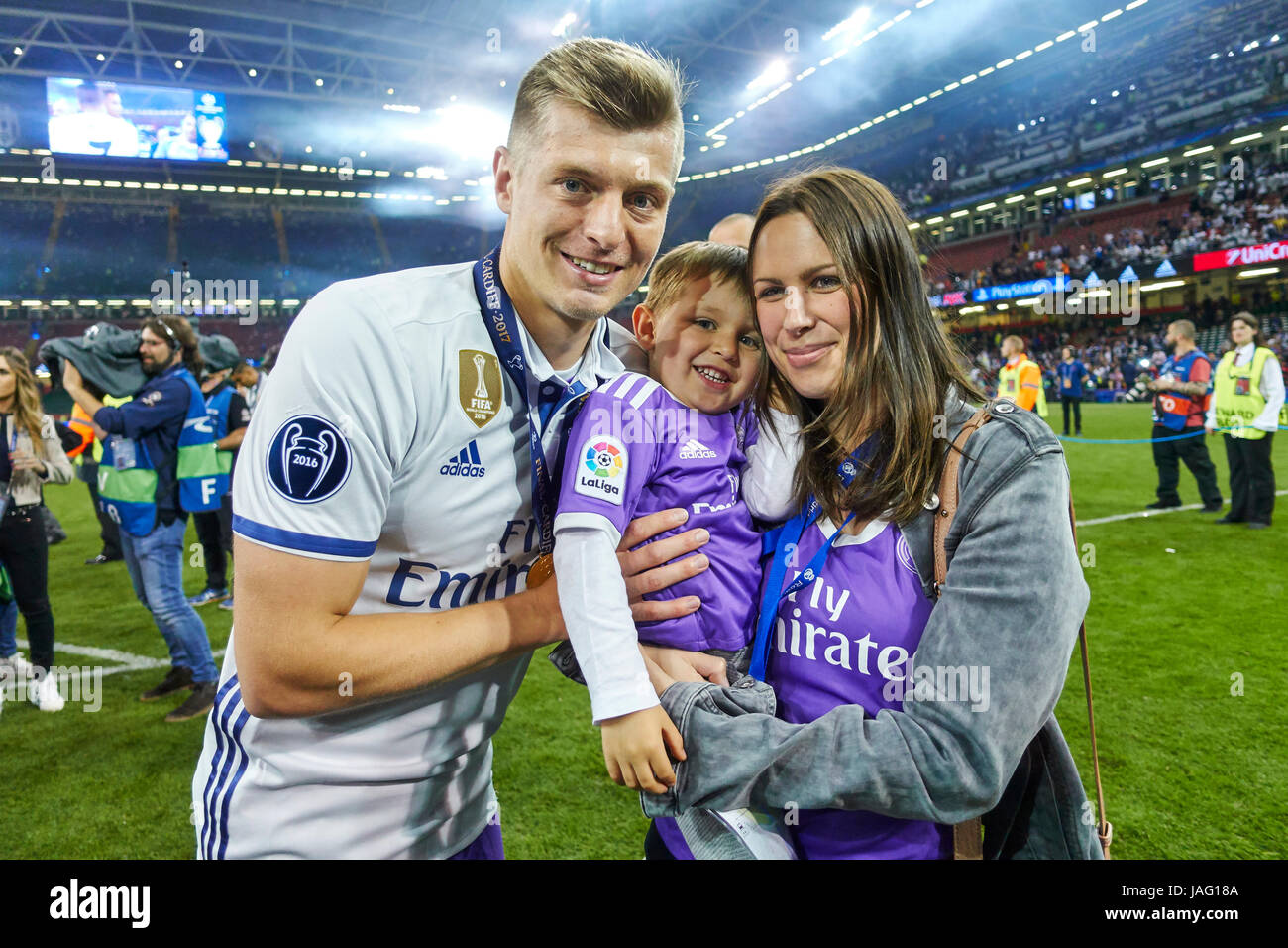 Uefa Champions League Finale Cardiff 3 Juni 2017 Toni Kroos Real Madrid 8 Mit Goldmedaille Feiert Mit Freundin Jessica Farber Und Sohn Leon Stockfotografie Alamy