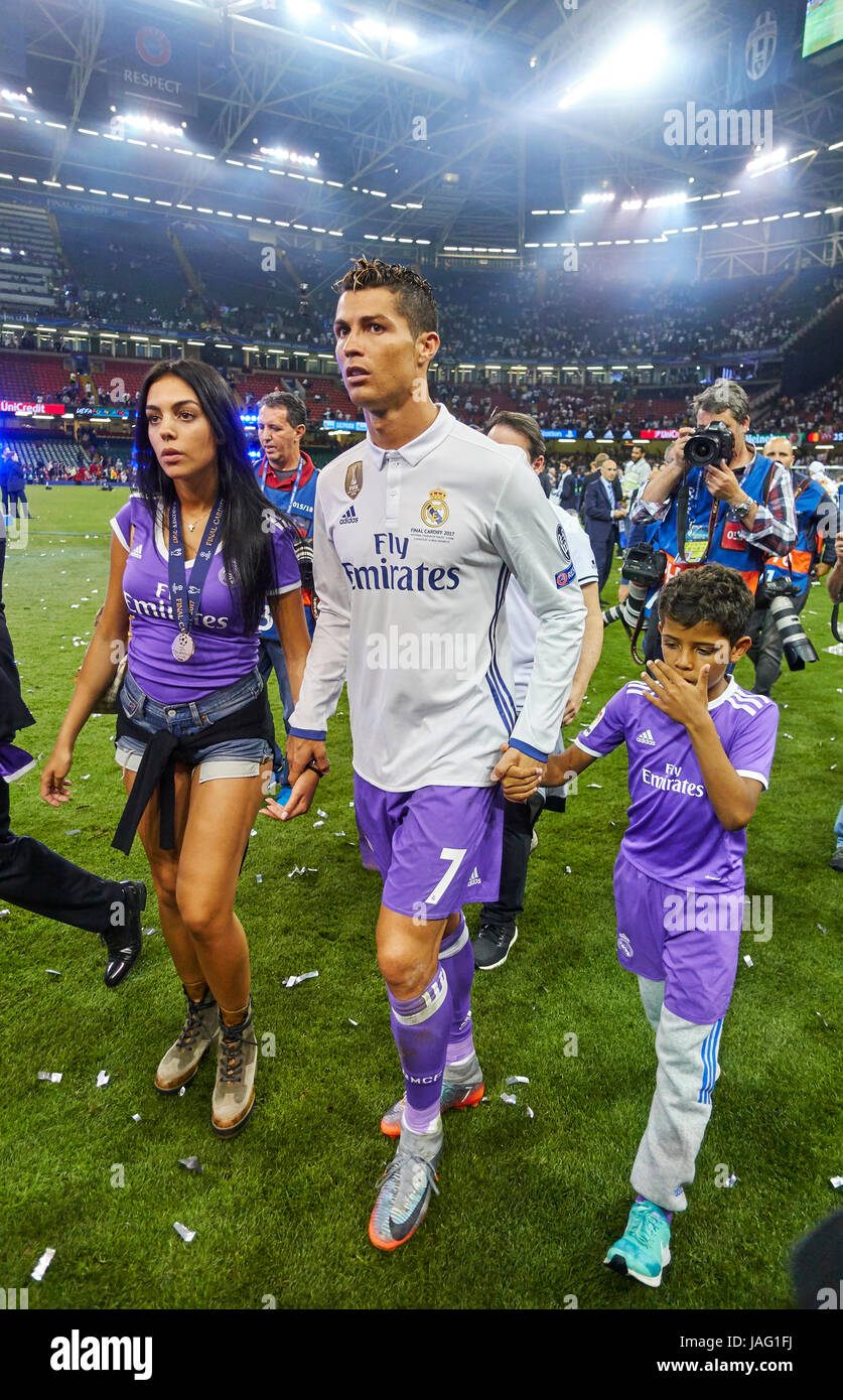 UEFA Champions League, Finale, Cardiff, 3. Juni 2017 Cristiano RONALDO,  Real Madrid 7 mit Freundin Georgina und Sohn Cristiano Jr. feiert die tr  Stockfotografie - Alamy