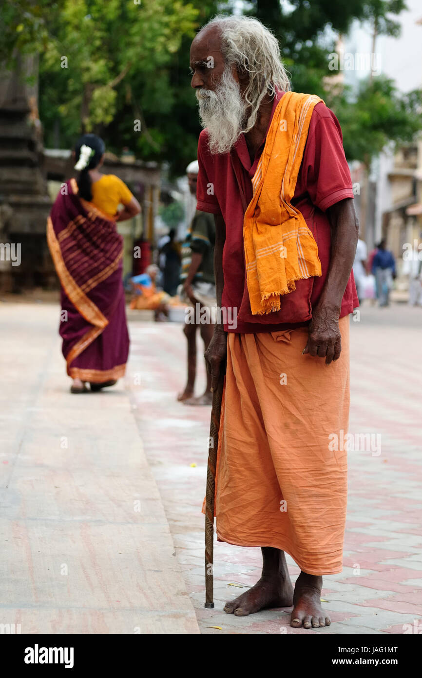 MADURAI, Tamil Nadu, Indien - 8. Januar 2010: indische Pilger stehen vor dem Tempel in der Maduraj Stadt in Indien Stockfoto