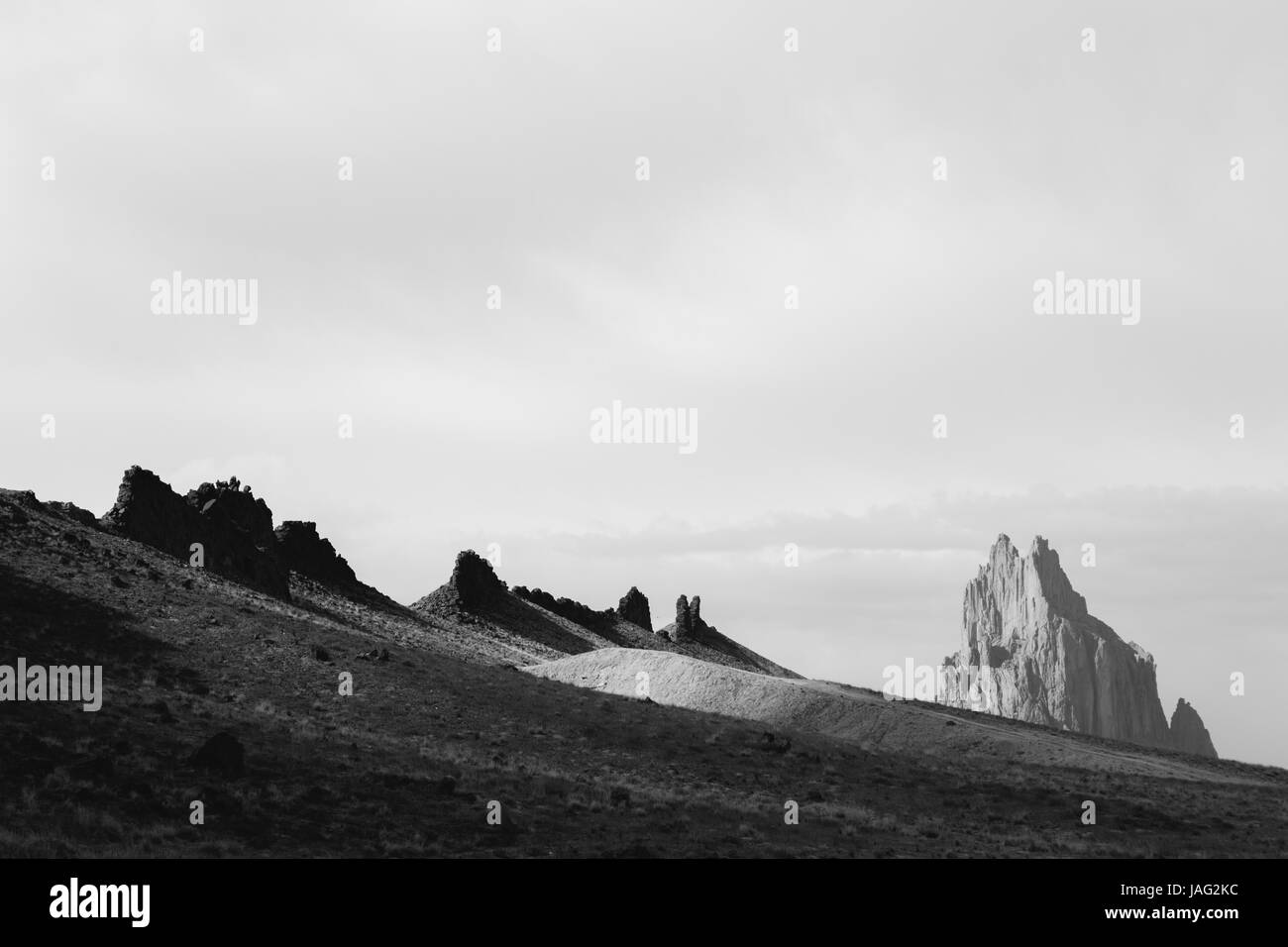Blick auf Shiprock und weite Wüste, Navajo Indian Reservation, New Mexico Stockfoto