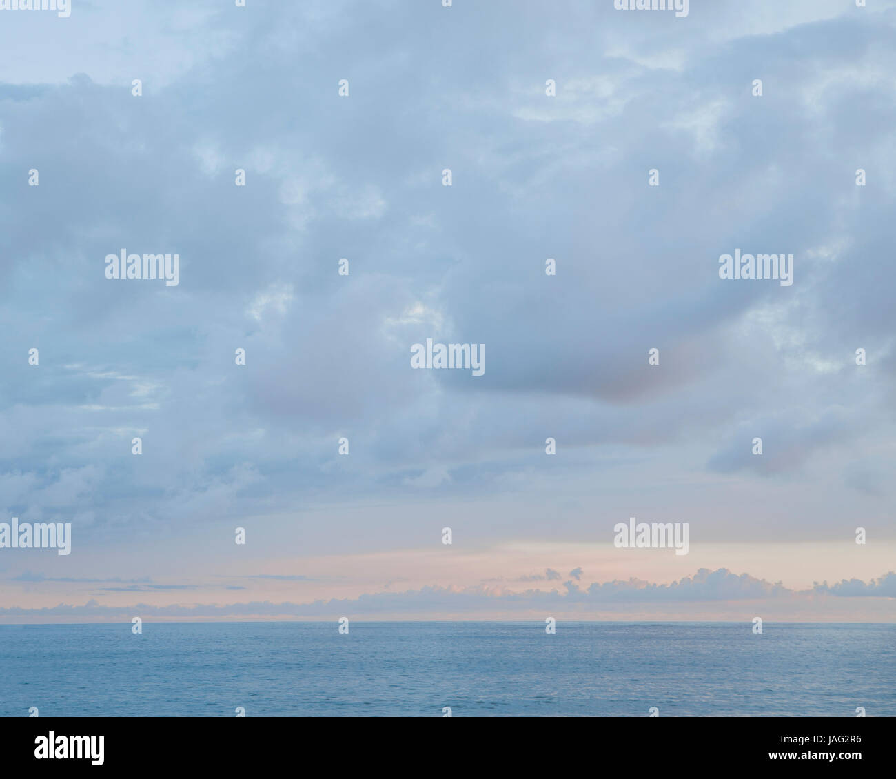 Blick auf den Horizont, Wolken in den Himmel und das Sammeln von Dämmerung. Abendlicht am Horizont. Stockfoto