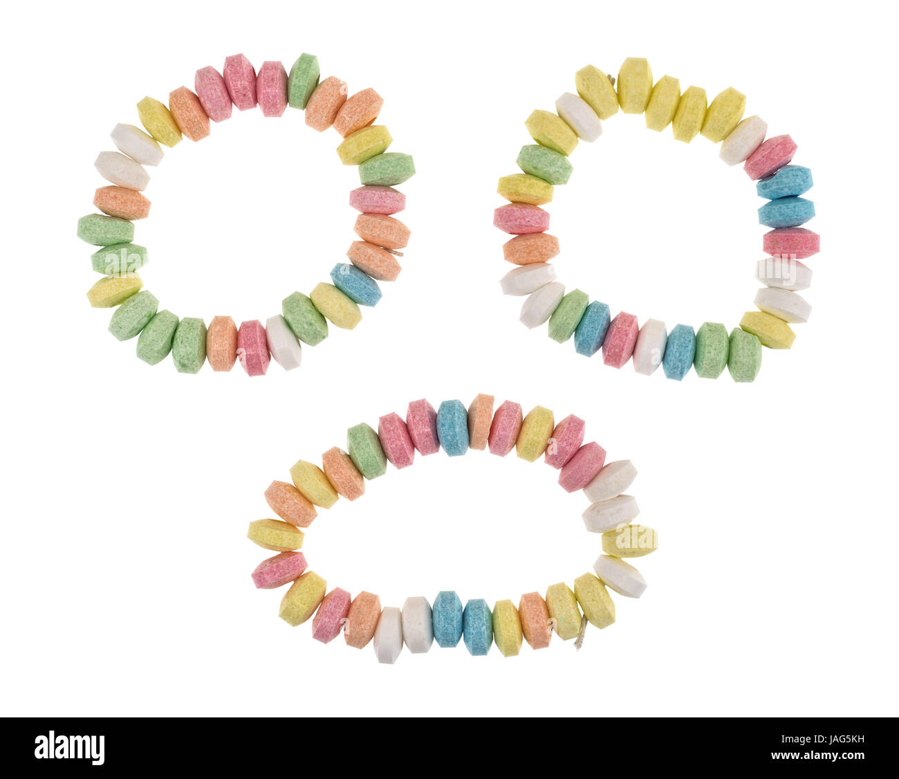 Draufsicht der drei dehnbare Candy Armbänder isoliert auf einem weißen Hintergrund. Stockfoto