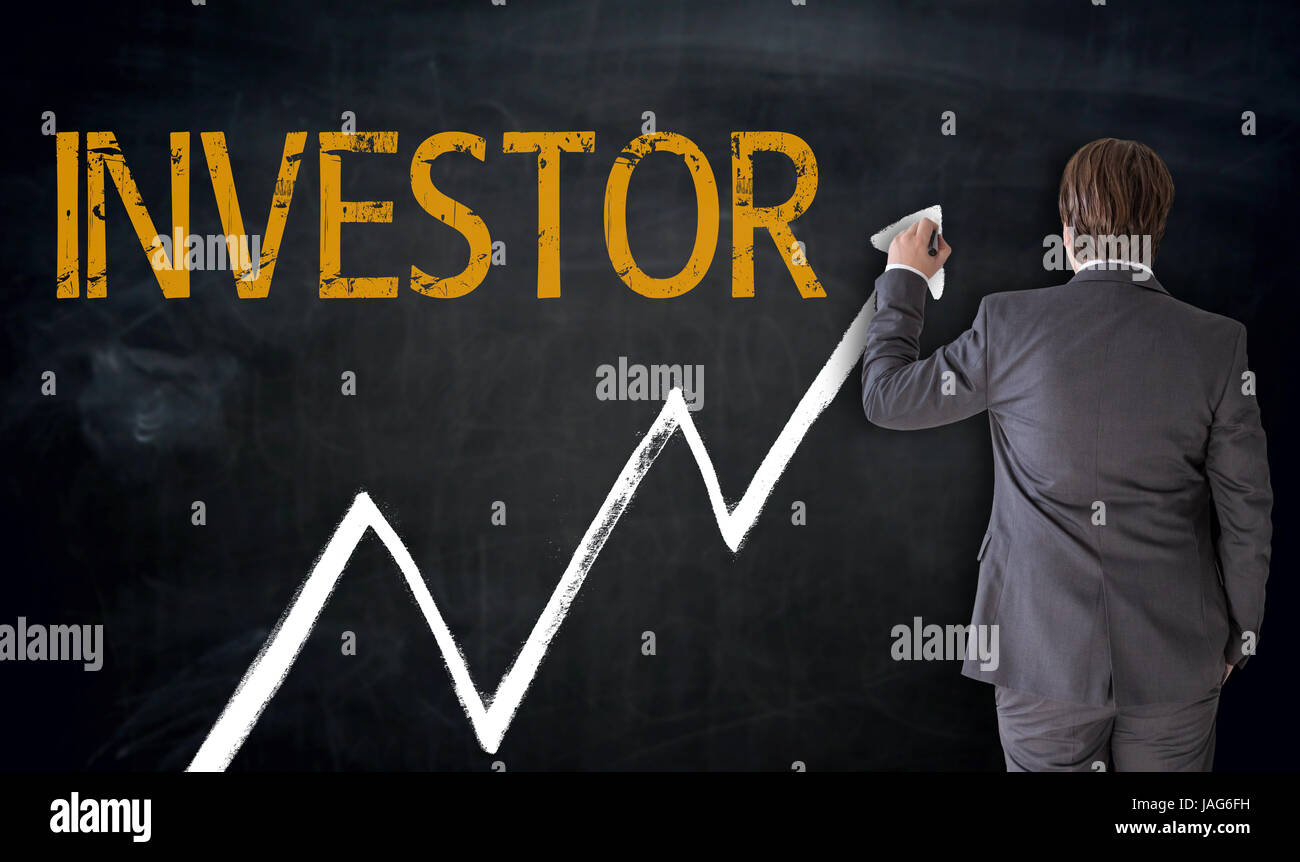 Geschäftsmann schreibt Investor auf Blackboard-Konzept. Stockfoto