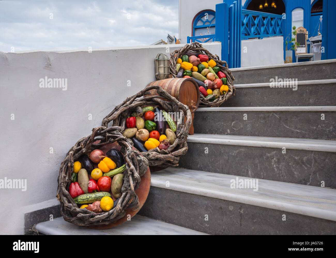 Körbe mit frischem Gemüse und Früchten auf einer Treppe, Fira, Santorini, Griechenland. Stockfoto