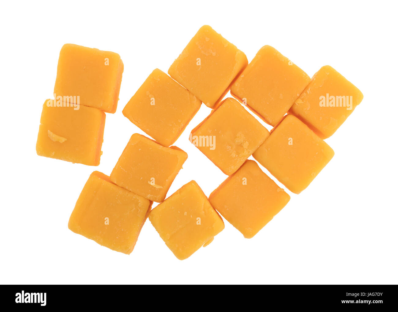 Draufsicht von mehreren cubed milden Cheddar Käse Stücke isoliert auf einem weißen Hintergrund. Stockfoto