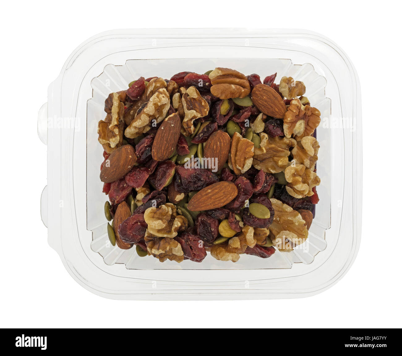 Draufsicht der Omega-3-Trail Mix Nüssen und Früchten in einem Plastikbehälter isoliert auf einem weißen Hintergrund. Stockfoto