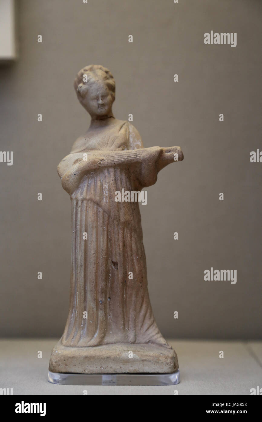 Terrakotta-Figur. Frau spielt eine Art laute (Pandoura). Wahrscheinlich in Zypern, um 300 v. Chr. gemacht. British Museum. London. Stockfoto