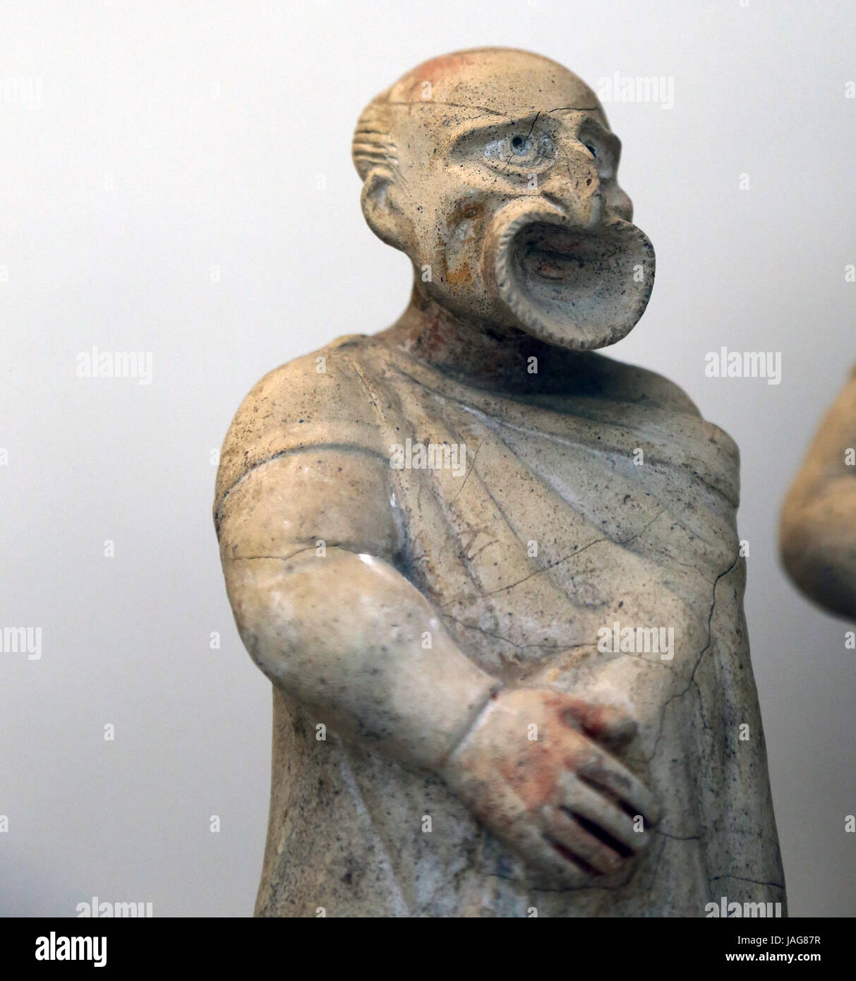 Terrakotta-Figur der Komiker. Etruskische. 2. Jh. BC. Canino, Italien. Schauspieler mit Maske eines kahlköpfigen Sklaven mit einer Handtasche in der Hand. Britischer M Stockfoto