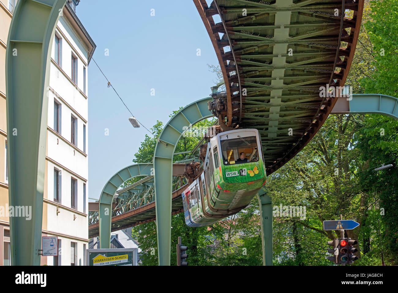 Deutschland, Nordrhein-Westfalen, Wuppertal-Vohwinkel, Schwebebahntrasse in der Kaiserstrasse Stockfoto