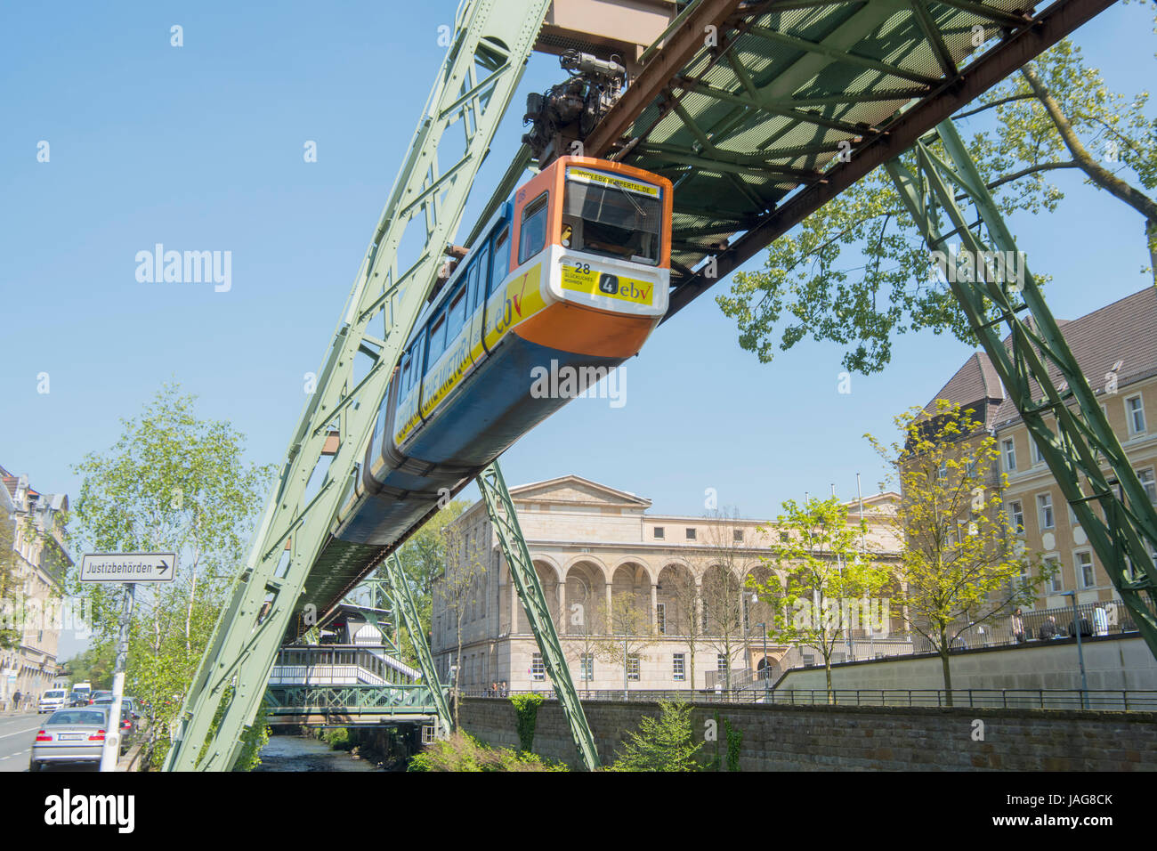 Deutschland, Nordrhein-Westfalen, Wuppertal-Elberfeld, Schwebebahn Über der Wupper Beim Landgericht Stockfoto