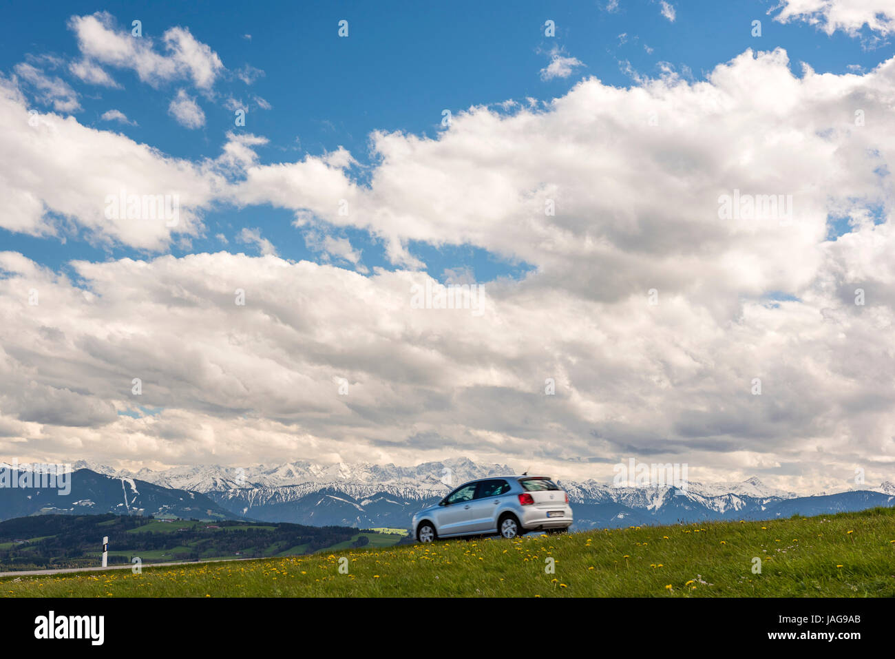 Auto fahren in der Nähe von Hohenpeißenberg, Bayern, Deutschland Stockfoto