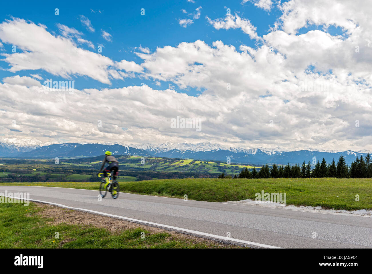 Radfahrer am Hohenpeißenberg, Oberbayern, Deutschland Stockfoto