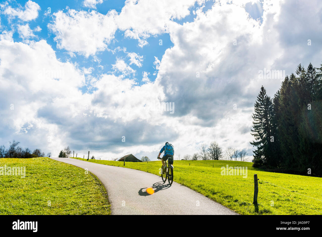 Radfahrer am Hohenpeißenberg, Oberbayern, Deutschland Stockfoto