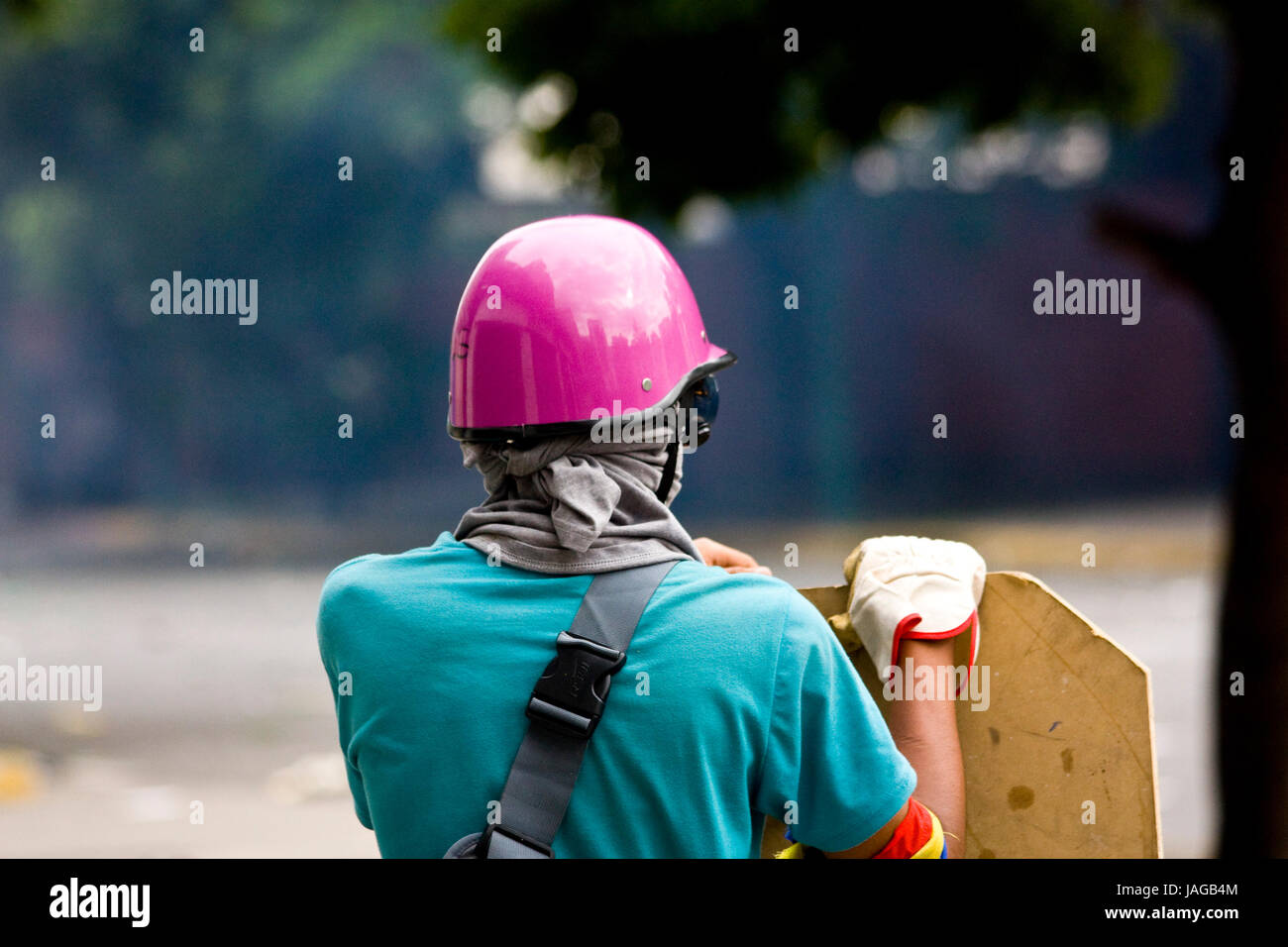 Ein Demonstrator hält eine home Shield während eines Protestes in Caracas. Stockfoto