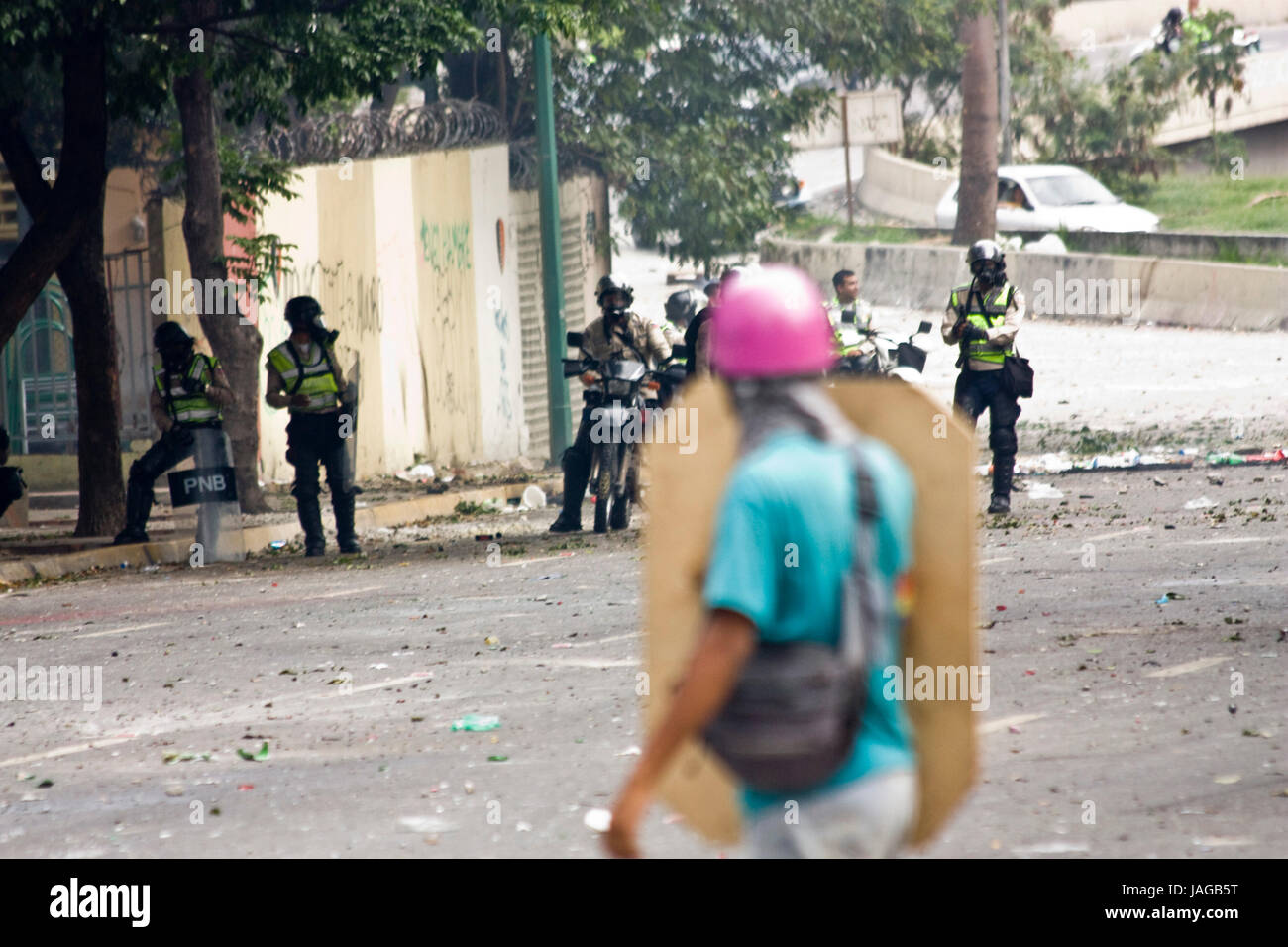 Ein Demonstrator konfrontieren die Bolivarianische nationalen Polizei während eines Protestes gegen die Regierung von Nicolas Maduro. Stockfoto